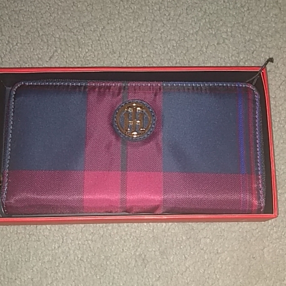 New! Tommy Hilfiger wallet! - Picture 1 of 8